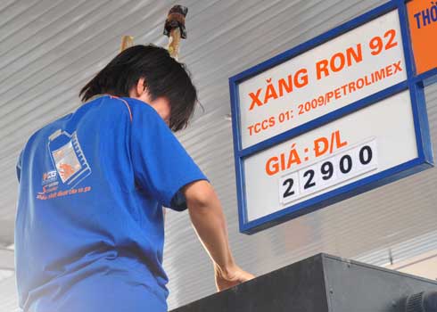 Xăng tăng giá 2.100 đồng một lít